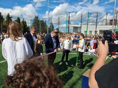 Burmistrz Koluszek uroczyście otwiera boisko sportowe