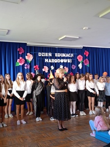 Dyrektor Szkoły Podstawowej w Gałkowie Duzym Bożena Delewska z uczniami