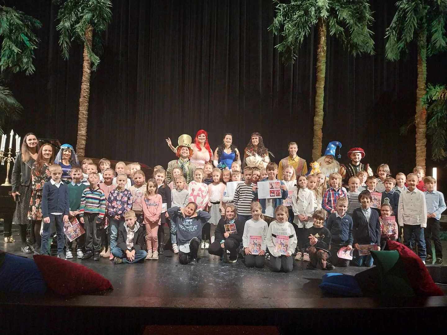 Uczniowie klas 2b, 3a i 3b na pamiątkowym zdjęciu z aktorami Teatru Wielkiego w Łodzi
