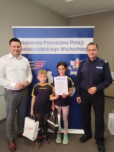 Starosta Łódzki Wschodni wraz z uczniami SP w Gałkowie Dużym