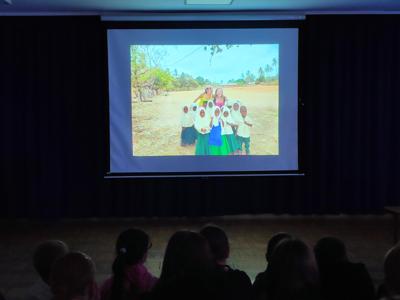 Uczniowie klas 3a, 7a, 7b i 8a podczas spotkania z podróżniczką