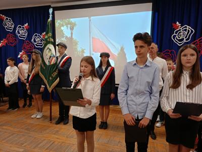 Poczet Sztandarowy i uczniowie Szkoły Podstawowej w Gałkowie Dużym