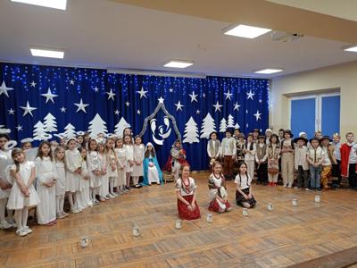 Uczniowie klas 2a i 2b podczas przedstawienia jasełkowego