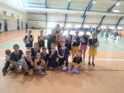 Uczniowie Szkoły Podstawowej w Gałkowie Dużym podczas mikołajkowych zawodów sportowych
