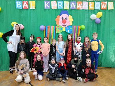 Uczniowie klasy 2b z wychowawcą Emilią Wojciechowską podczas balu karnawałowego.
