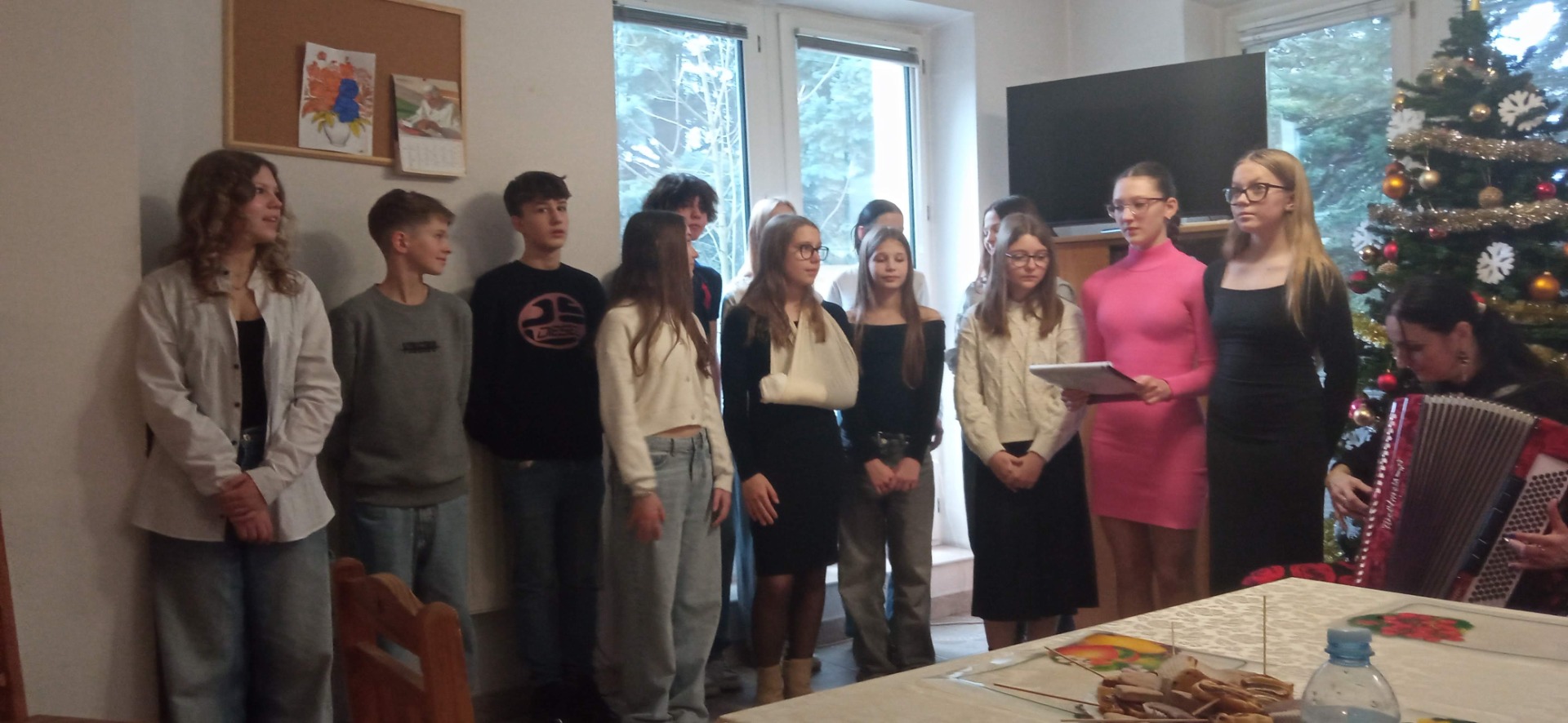 Uczniowie Szkoły Podstawowej w Gałkowie Dużym podczas kolędowania z podopiecznymi Domu Pomocy w Koluszkach