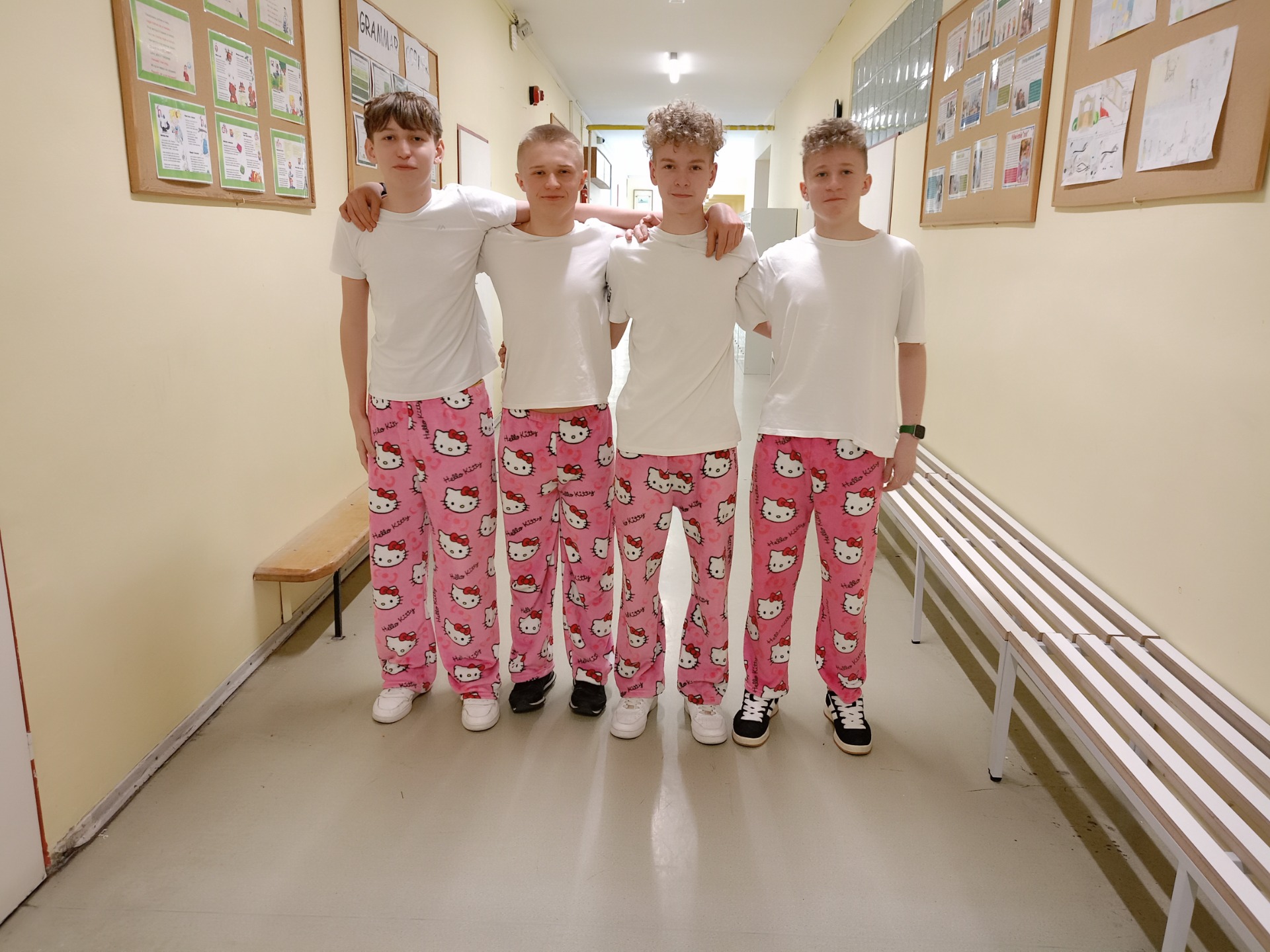Uczniowie klasy 8a podczas Primaaprilisowego Dnia Piżamy