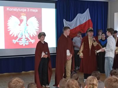 Uczniowie klas siódmych podczas apelu z okazji Święta Konstytucji 3 Maja