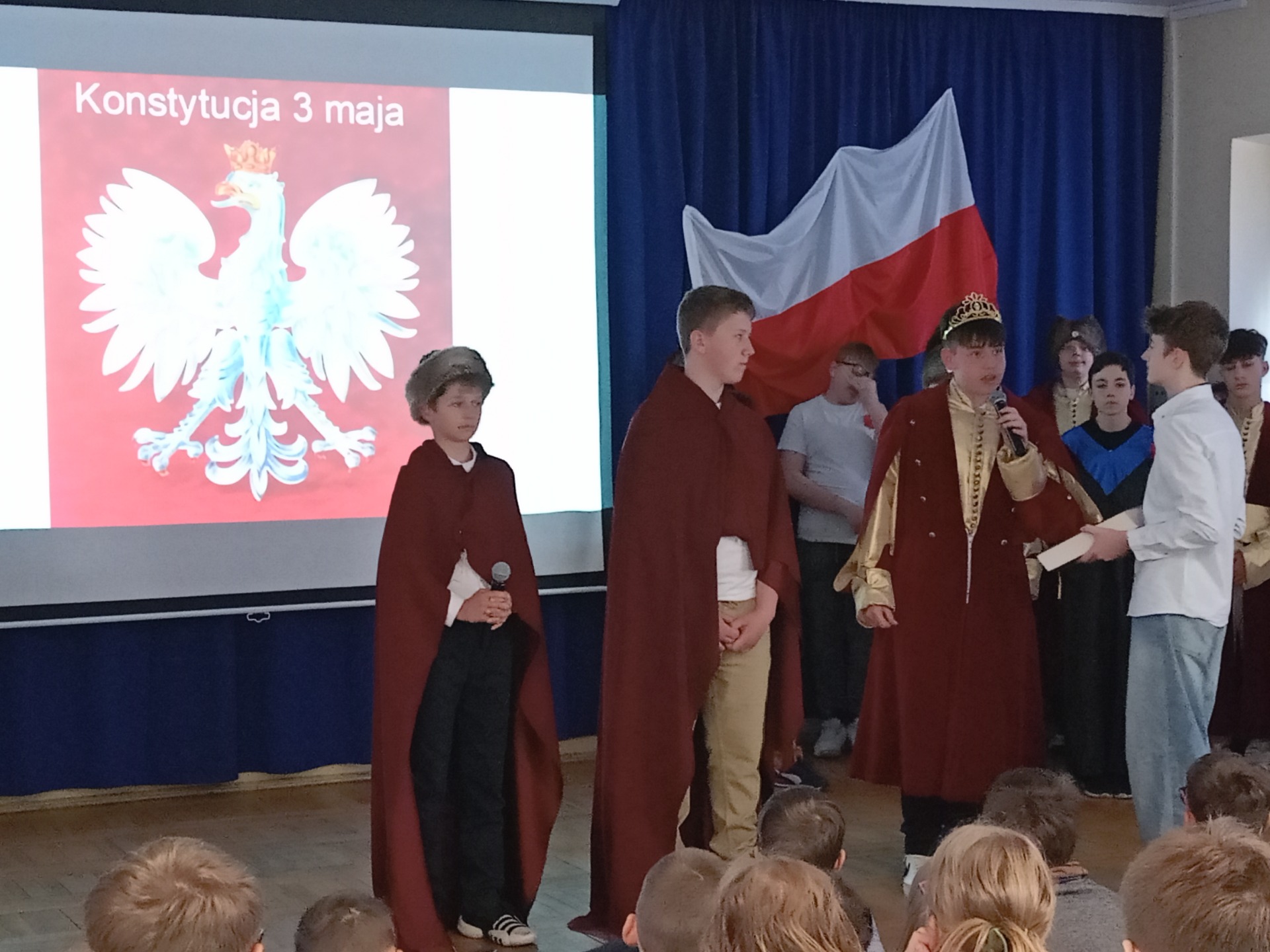 Uczniowie klas siódmych podczas apelu z okazji Święta Konstytucji 3 Maja