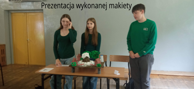 Hania, Laura i Łukasz ze Szkoły Podstawowej w Gałkowie Dużym podczas prezentacji makiety