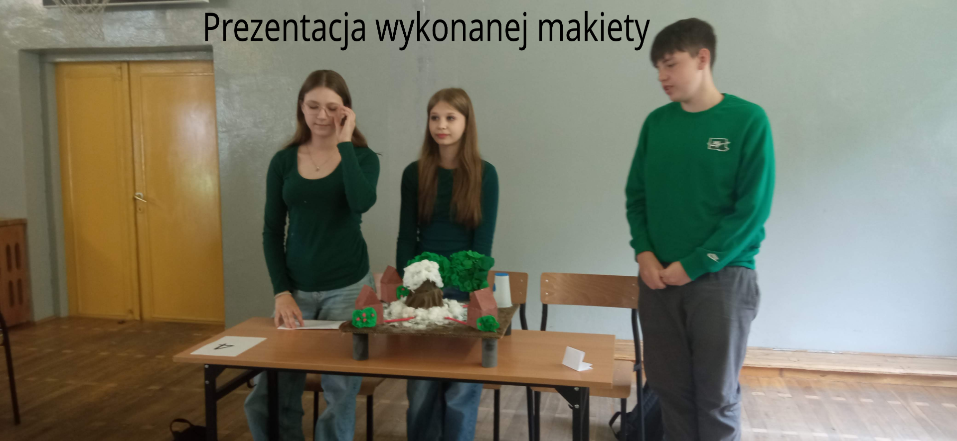 Hania, Laura i Łukasz ze Szkoły Podstawowej w Gałkowie Dużym podczas prezentacji makiety