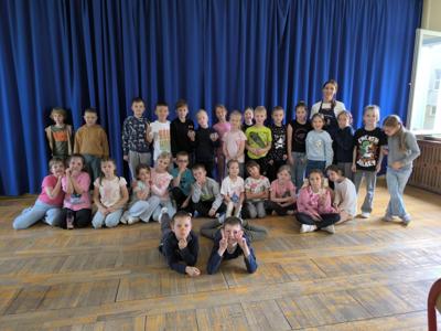 Uczniowie klas pierwszych podczas warsztatów zdrowego odżywiania