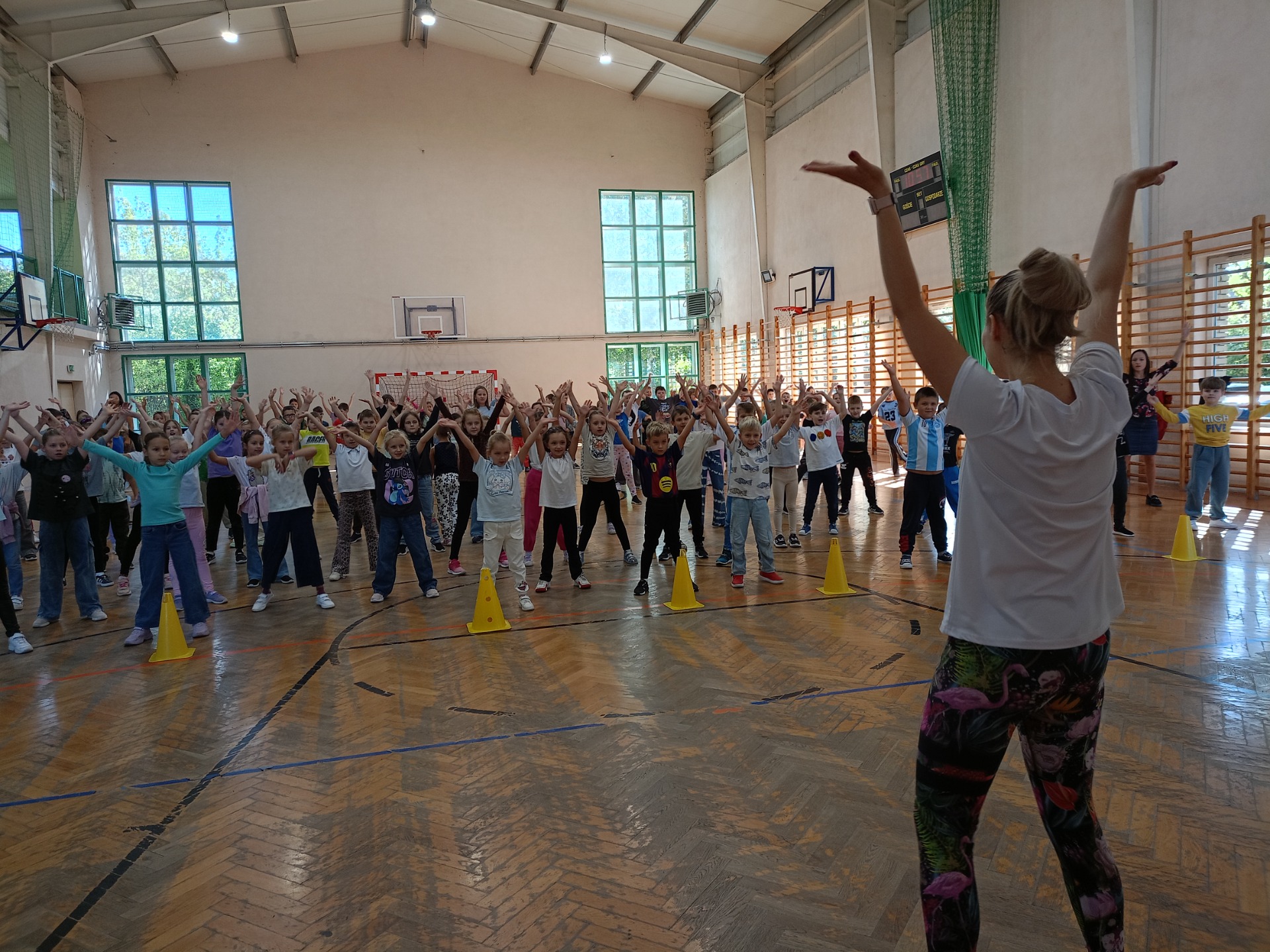 Paulina Kijewska oraz uczniowie tańczący zumbę podczas Europejskiego Dnia Sportu Szkolnego 2025.jpg
