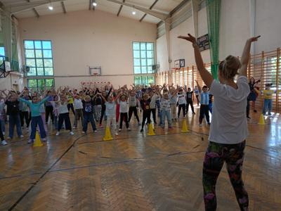 Paulina Kijewska oraz uczniowie tańczący zumbę podczas Europejskiego Dnia Sportu Szkolnego 2025.jpg