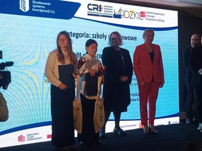 Aleksandra Nesteruk i Wiktoria Burzyńska wraz z przedstawicielkami organizatora konkursu filmowego podczas odbioru nagrody