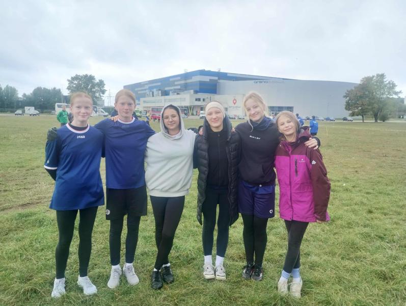 Lena Berensztajn, Oliwia Berensztajn, Hanna Niedośpiał , Zofia Marciniak, Dominika Ślepecka i Laura Kurczewska podczas zawodów sportowych w Tomaszowie Mazowieckim