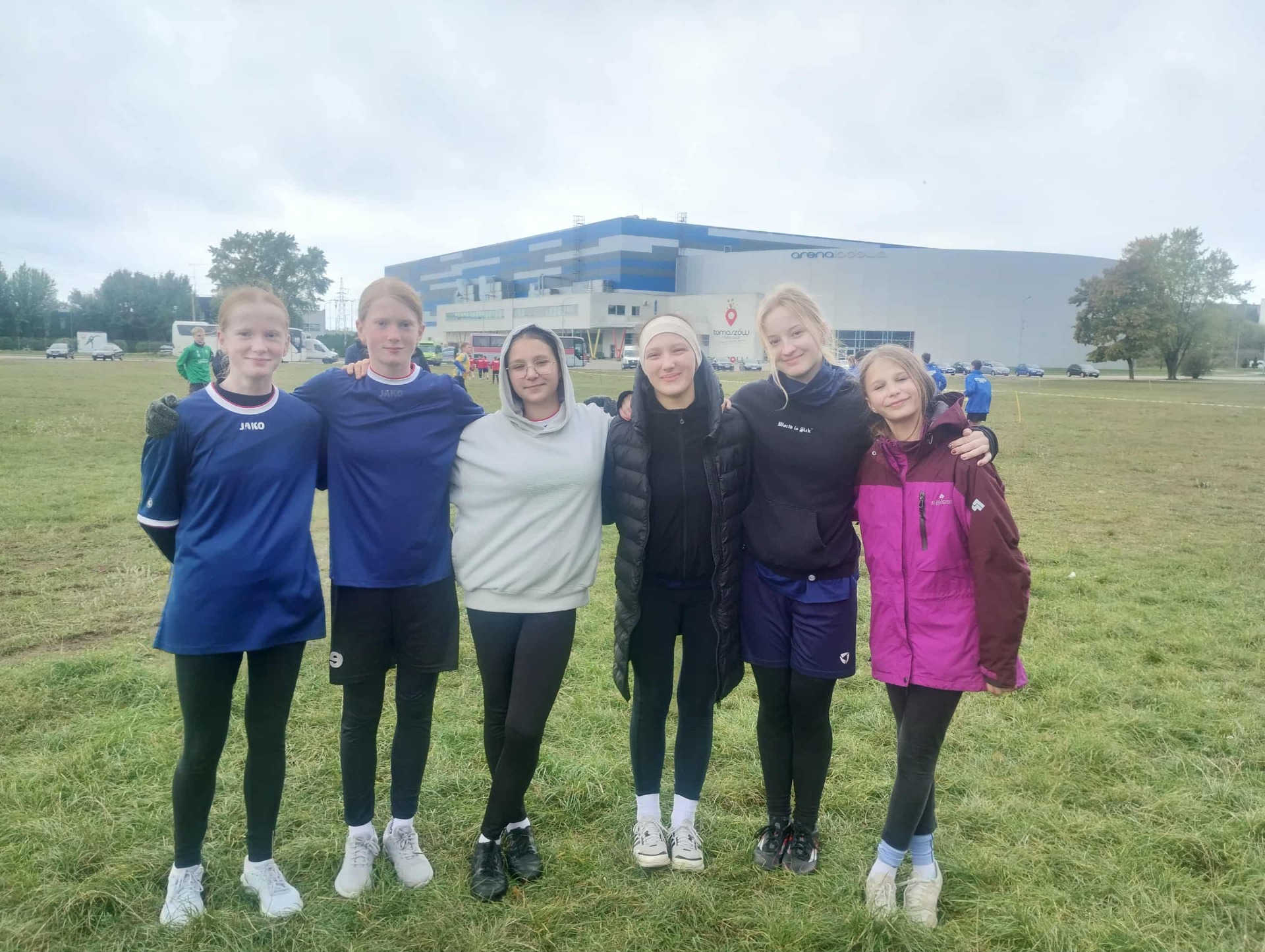 Lena Berensztajn, Oliwia Berensztajn, Hanna Niedośpiał , Zofia Marciniak, Dominika Ślepecka i Laura Kurczewska podczas zawodów sportowych w Tomaszowie Mazowieckim