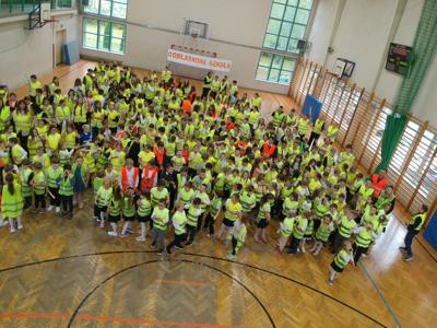 Uczniowie SP w Gałkowie w kamizelkach odblaskowych 