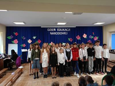 Uczniowie Szkoły Podstawowej w Gałkowie Dużym podczas obchodów Dnia Edukacji Narodowej