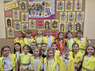Uczniowie szkoły podstawowej w kamizelkach odblaskowych