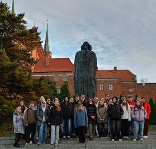 Uczniowie Szkoły Podstawowej w Gałkowie Dużym podczas warsztatów astronomicznych we Fromborku