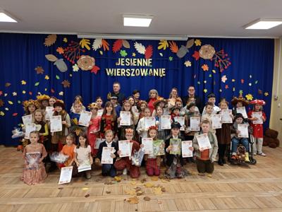 Komisja Konkursowa oraz Uczestnicy Gminnego Konkursu Recytatorskiego "Jesienne wierszowanie" 