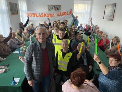 Uczniowie szkoły podstawowej z wizytą u seniorów