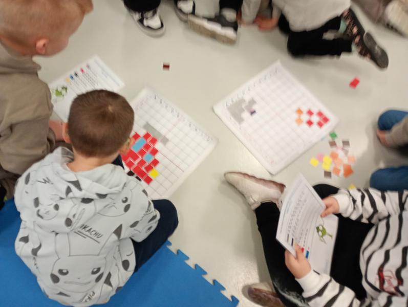 Uczniowie klas pierwszych podczas nauki i zabawy w EC1 w Łodzi