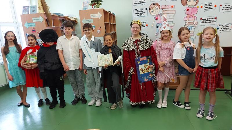 Szkolni aktorzy w przedstawieniu W krainie baśni