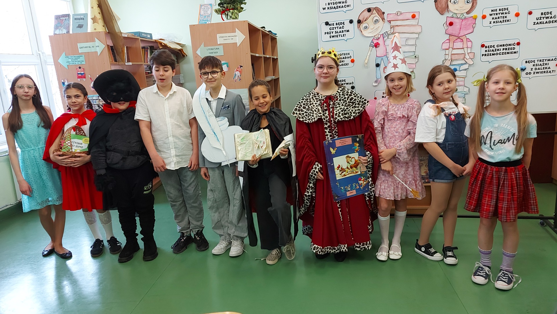 Szkolni aktorzy w przedstawieniu W krainie baśni