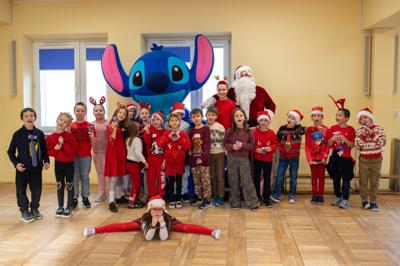 Uczniowie klasy 1a podczas wizyty Mikołaja