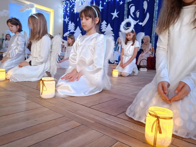 Uczniowie klas drugich podczas szkolnych jasełek