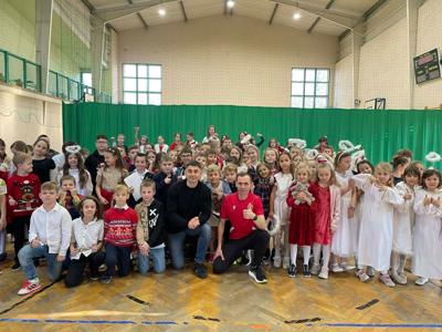 Damian Warchoł wraz z uczniami podczas spotkania sportowego