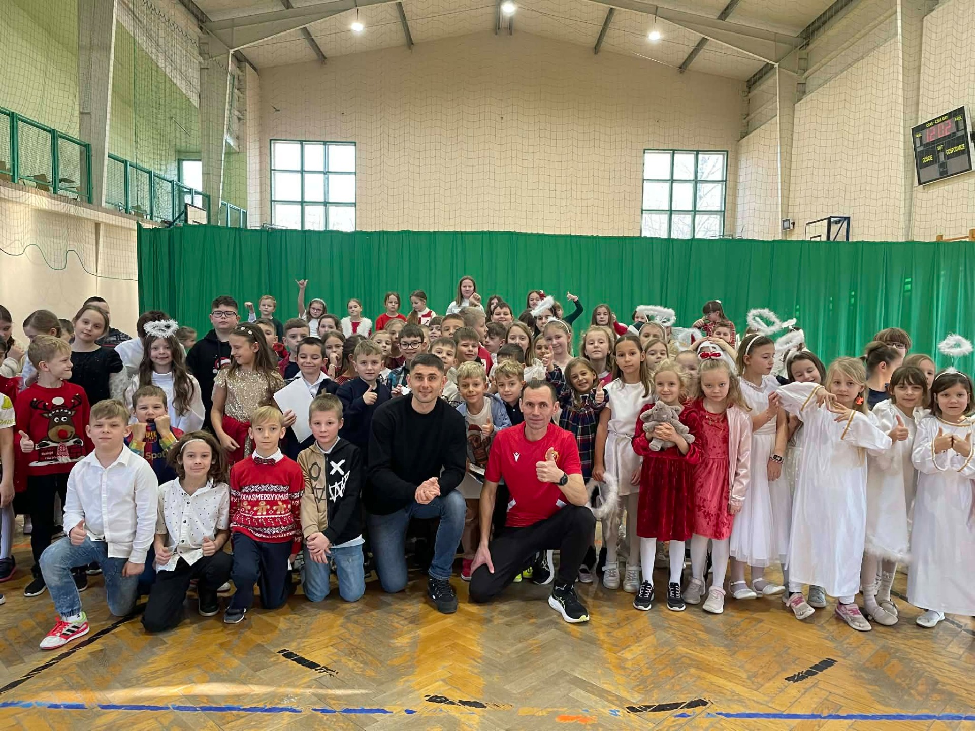 Damian Warchoł wraz z uczniami podczas spotkania sportowego