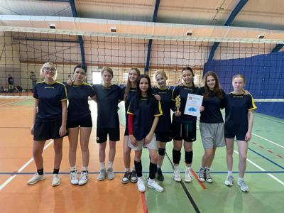 Uczniowie szkoły podczas zawodów sportowych