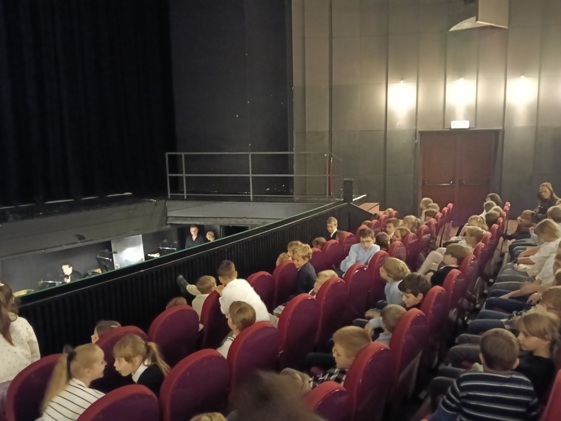 Uczniowie klas 1-3 podczas wizyty w teatrze