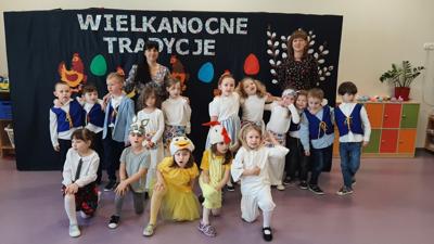 grupa występująca na wielkanocnych tradycjach