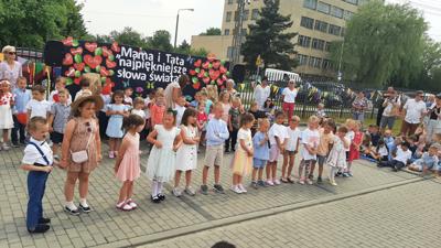 występy przedszkolaków na pikniku rodzinnym, powitanie rodziców