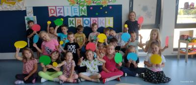 dzień kropki, cała grupa z podniesionymi dużymi kropkami nad głowami