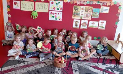 dzień jabłka, cała grupa z koszykiem pełnym jabłek