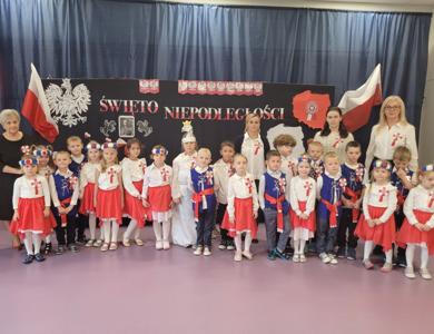 święto niepodległości, dzieci ubrane na galowo