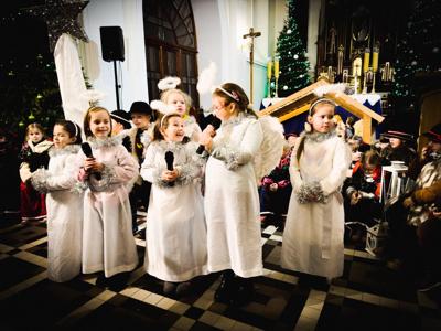 występ dziewczynek w kościele jako aniołki 