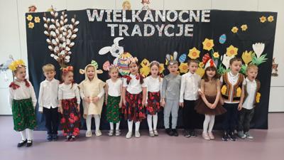 cała grupa dzieci przygotowująca się do występu wielkanocne tradycje . wszyscy pięknie ubrani i przebrani