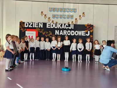 dzieci stojące na tle dekoracji DEN