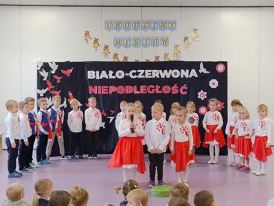 Biało czerwona niepodległość. Dzieci ubrane w barwach flagi polskiej recytują wiersze