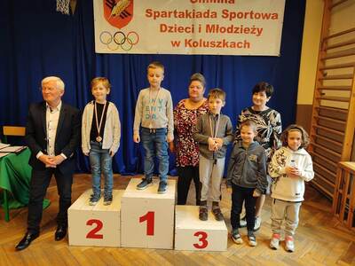 uczestnicy stoją na podium