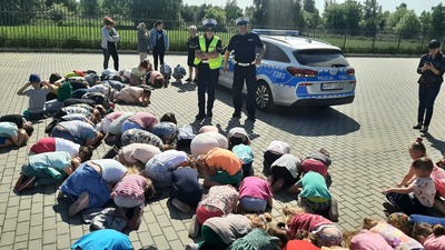 pogadanka dzieci z policjantami na przedszkolnym placu