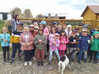 grupa dzieci na wycieczce w mini zoo