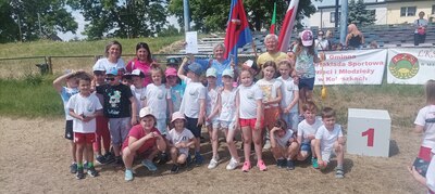 drużyna dzieci na zawodach sportowych