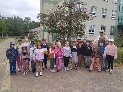 grupa dzieci w tle budynek Urzędu Miasta 